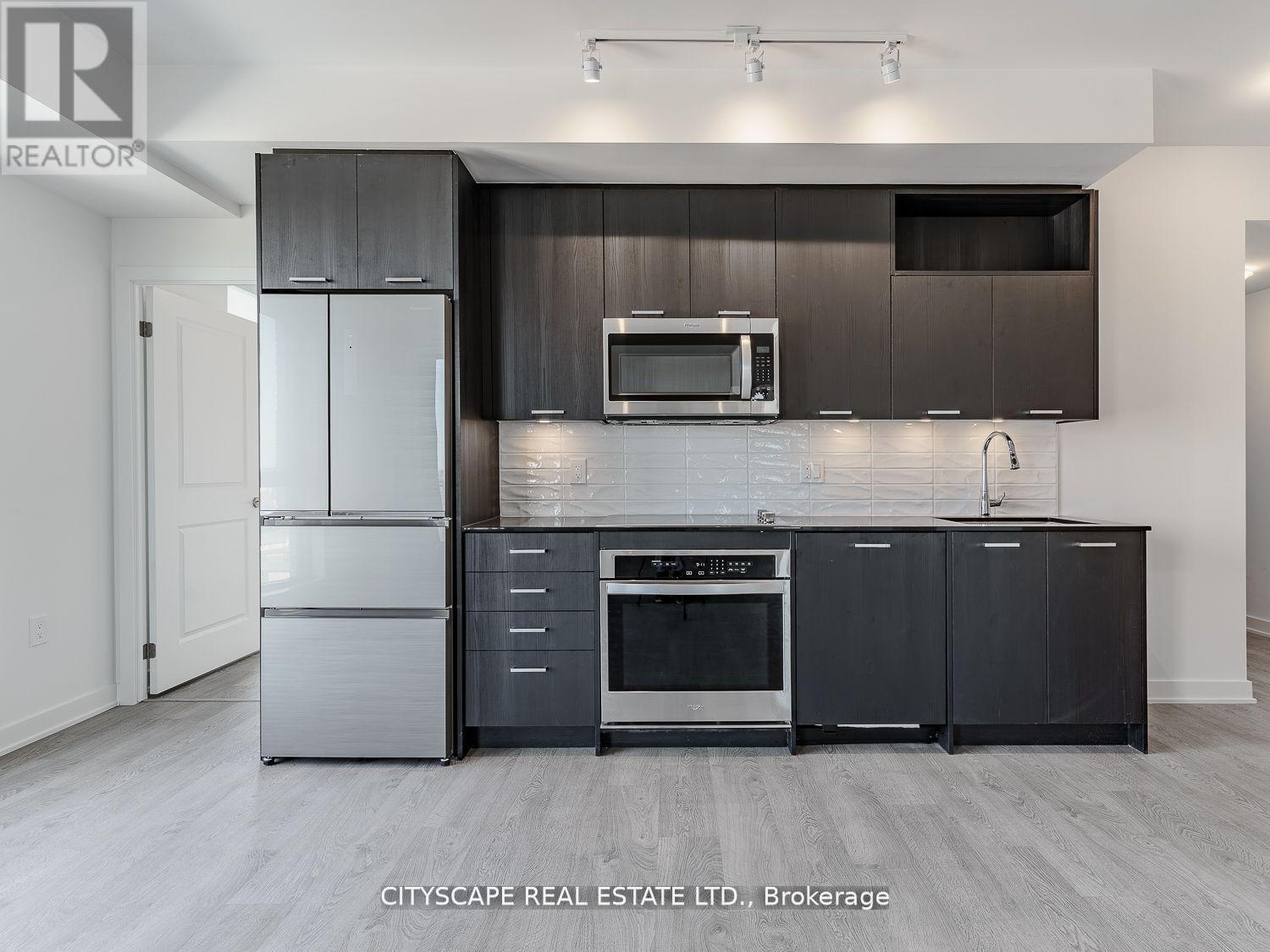 405 - 120 Eagle Rock Way, Vaughan, ON - Indoor Photo Showing Kitchen With Upgraded Kitchen