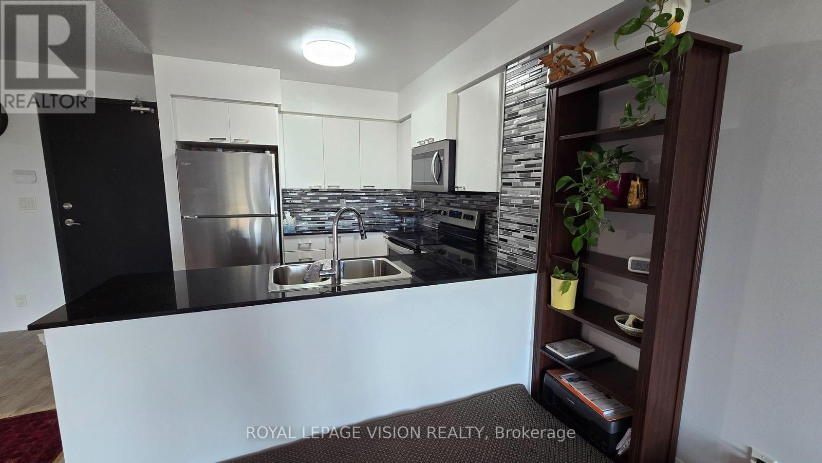 1812 - 2150 Lawrence Avenue E, Toronto, ON - Indoor Photo Showing Kitchen