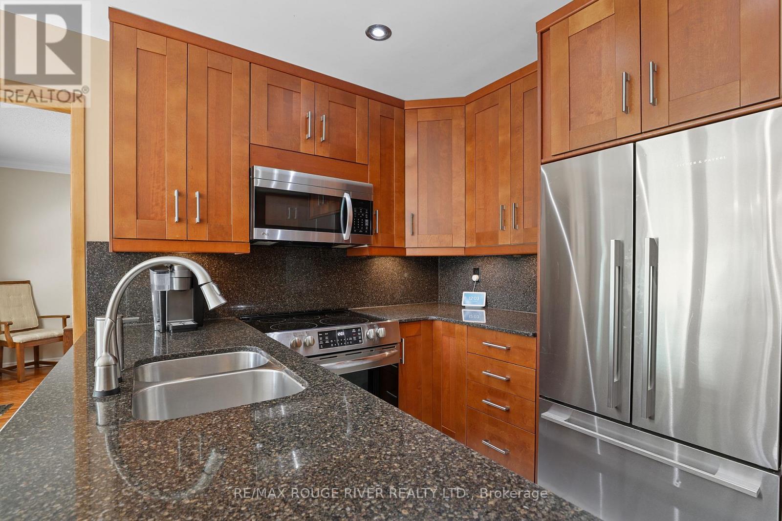 11 Canmore Boulevard, Toronto, ON - Indoor Photo Showing Kitchen With Double Sink With Upgraded Kitchen