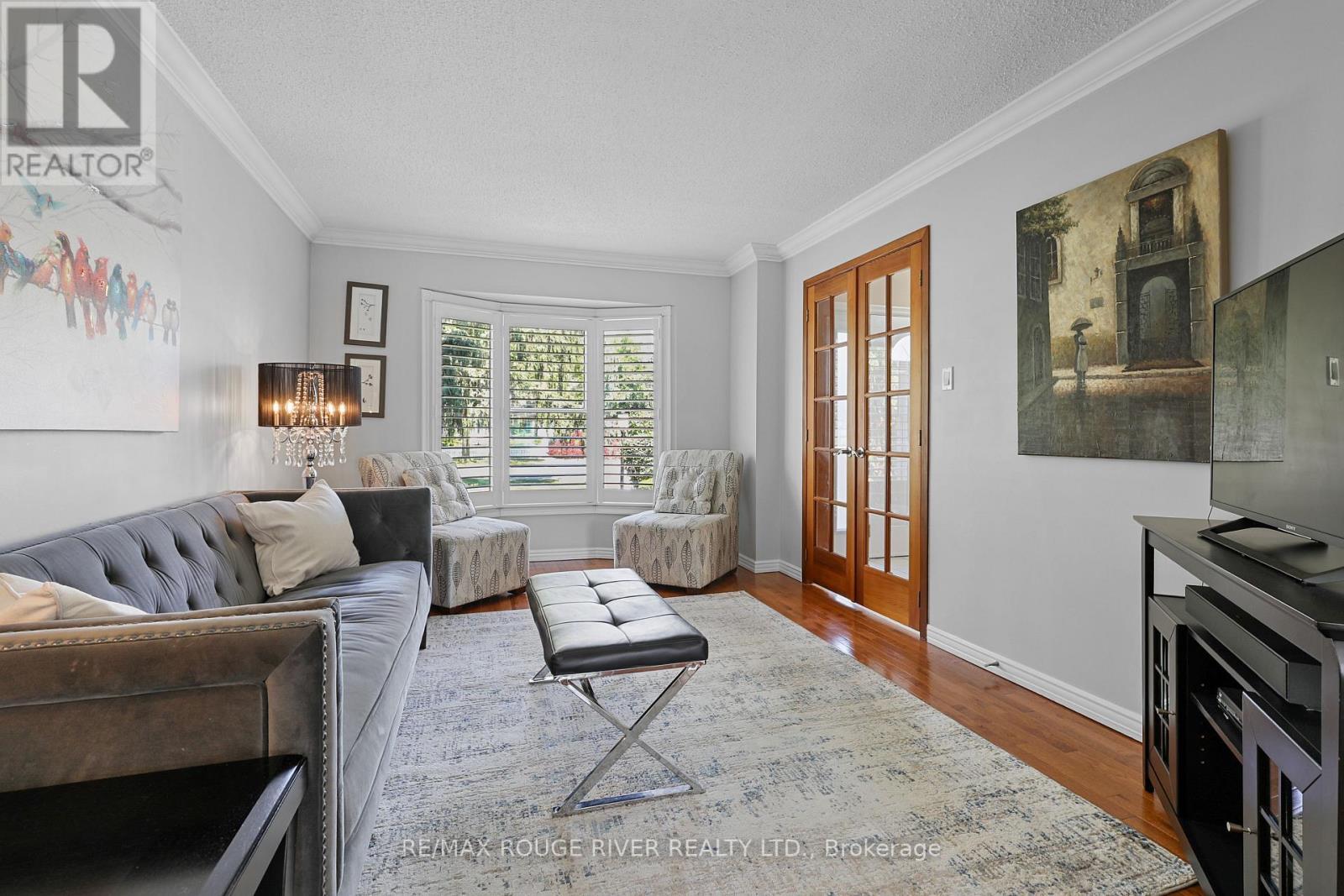 11 Canmore Boulevard, Toronto, ON - Indoor Photo Showing Living Room