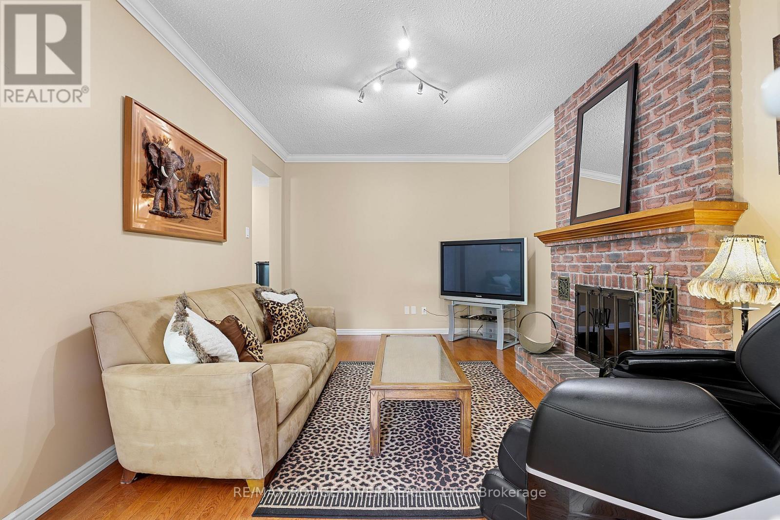 11 Canmore Boulevard, Toronto, ON - Indoor Photo Showing Living Room With Fireplace