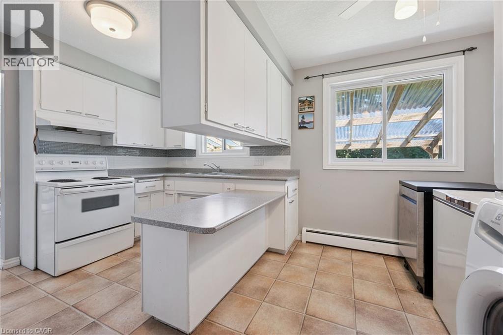 153 Fourth Avenue, Kitchener, ON - Indoor Photo Showing Kitchen