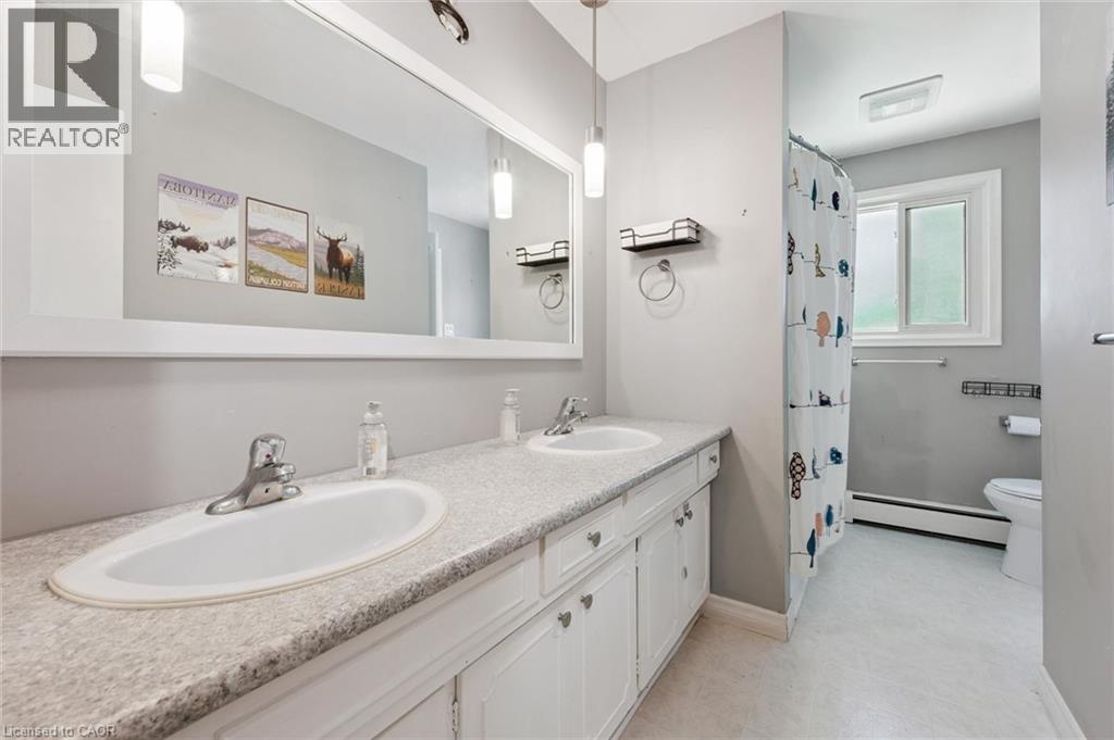 153 Fourth Avenue, Kitchener, ON - Indoor Photo Showing Bathroom