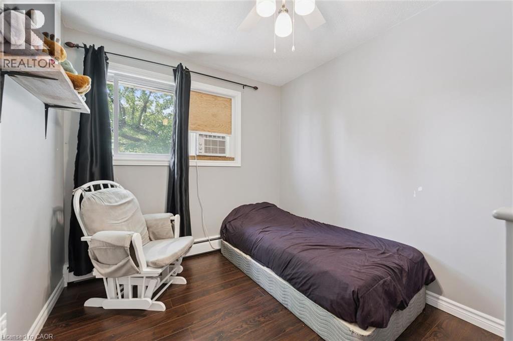 153 Fourth Avenue, Kitchener, ON - Indoor Photo Showing Bedroom