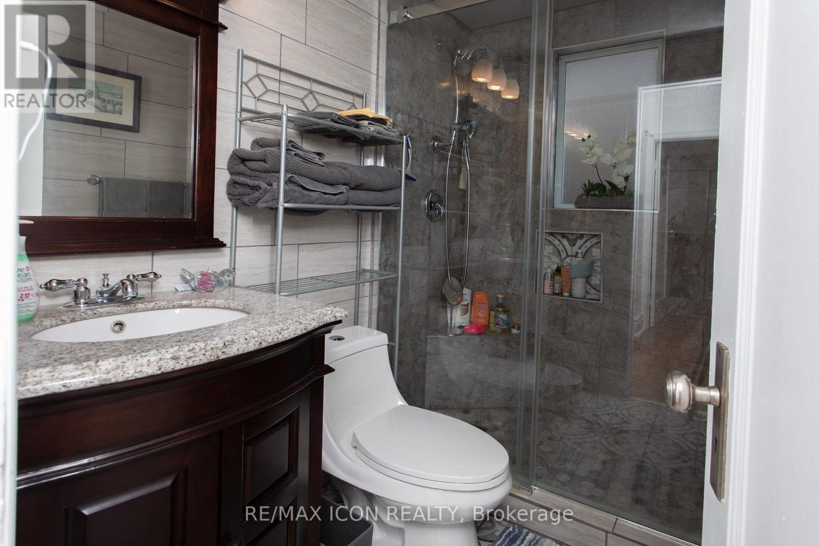 299 Park Street, Kitchener, ON - Indoor Photo Showing Bathroom