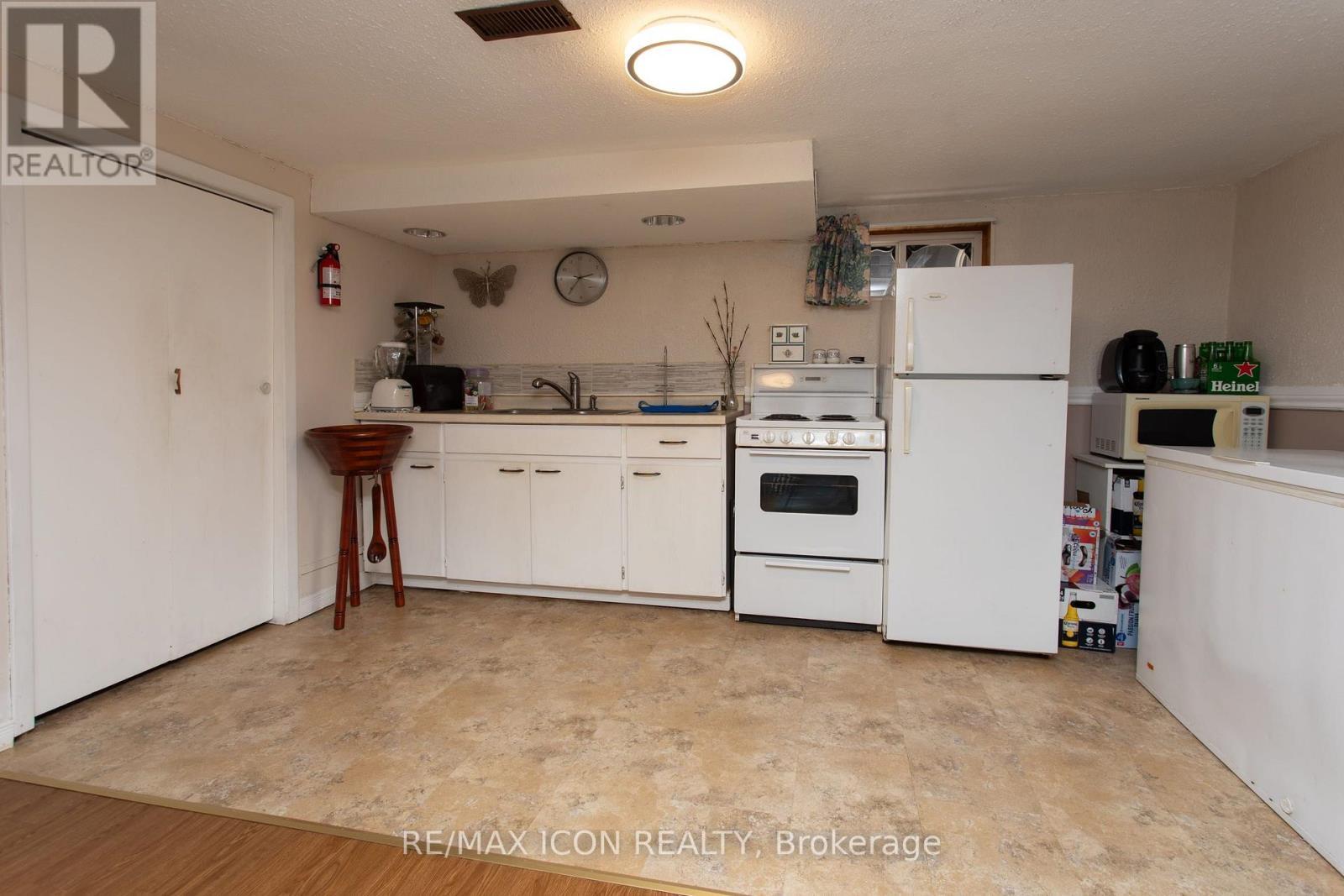 299 Park Street, Kitchener, ON - Indoor Photo Showing Kitchen