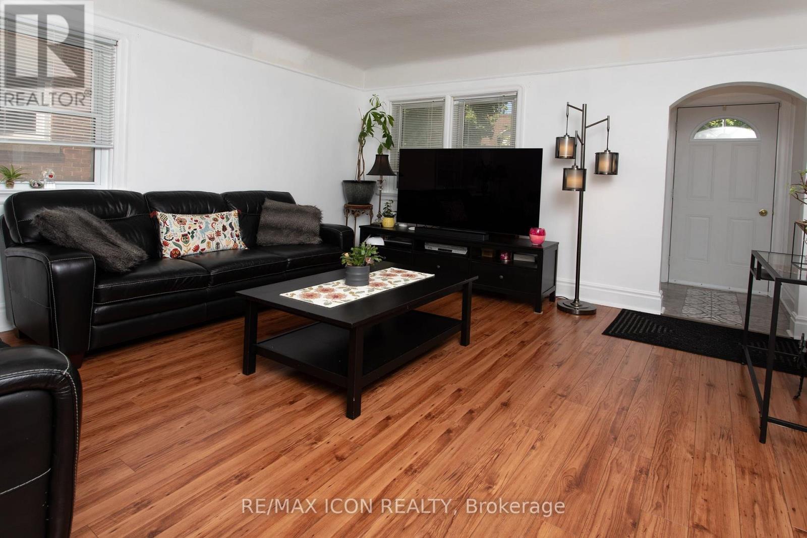 299 Park Street, Kitchener, ON - Indoor Photo Showing Living Room