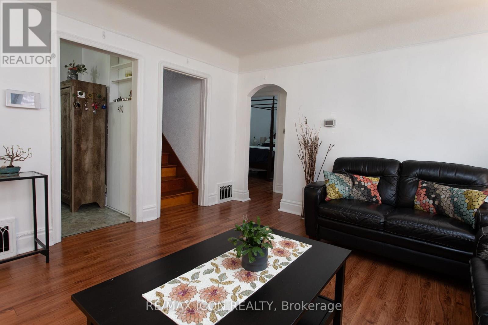 299 Park Street, Kitchener, ON - Indoor Photo Showing Living Room