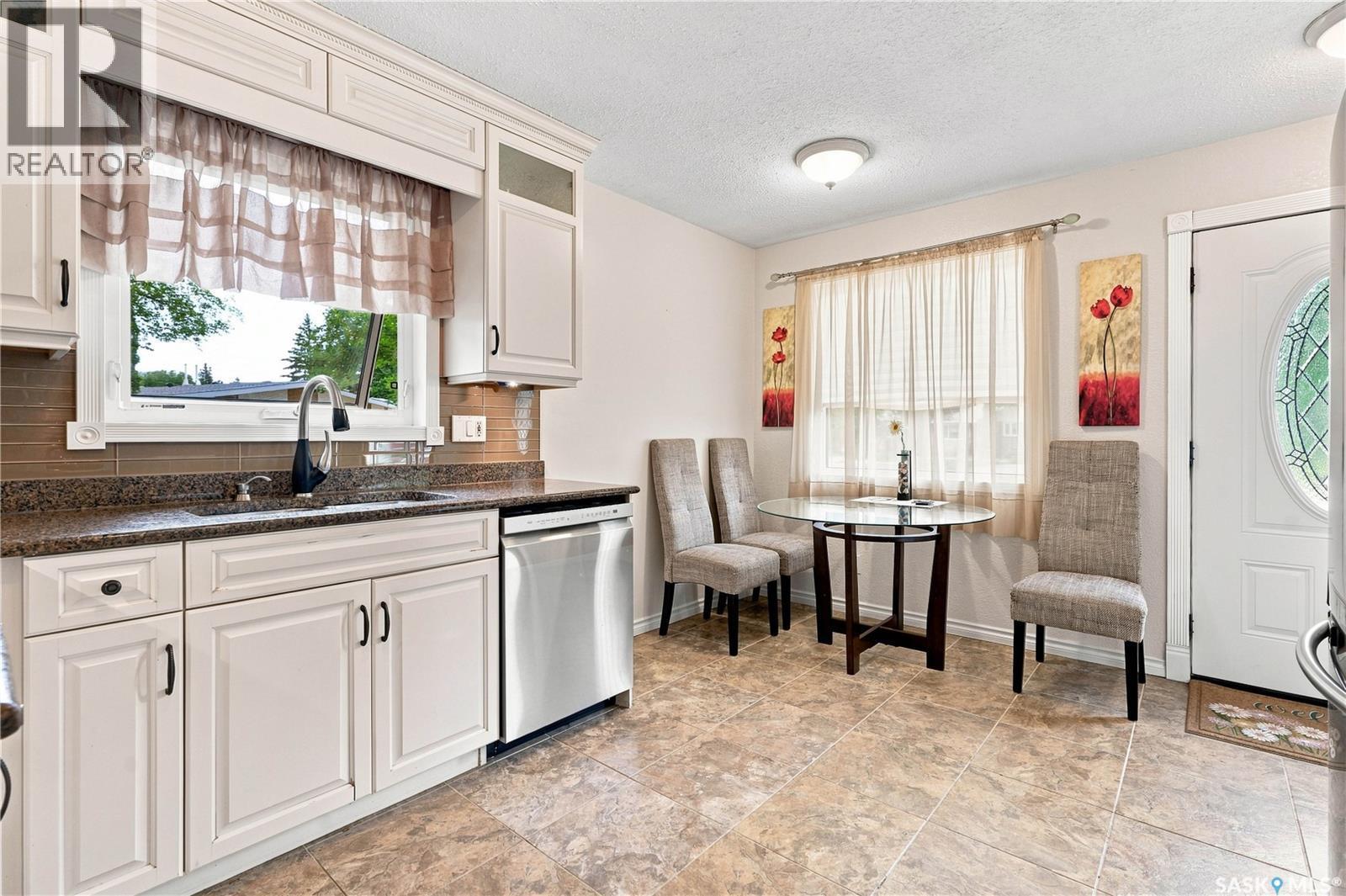 2715 Arlington Avenue, Saskatoon, SK - Indoor Photo Showing Kitchen