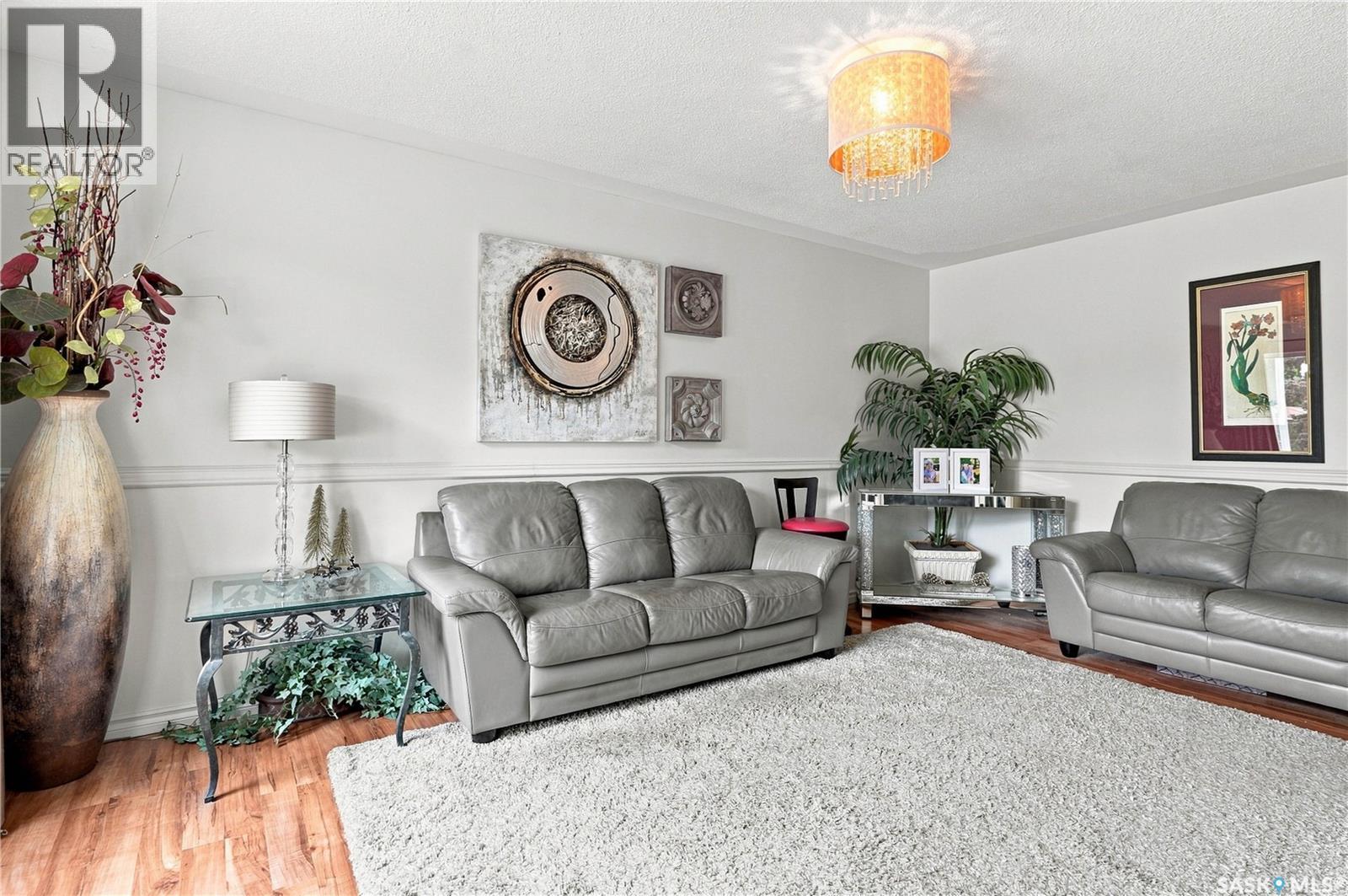 2715 Arlington Avenue, Saskatoon, SK - Indoor Photo Showing Living Room