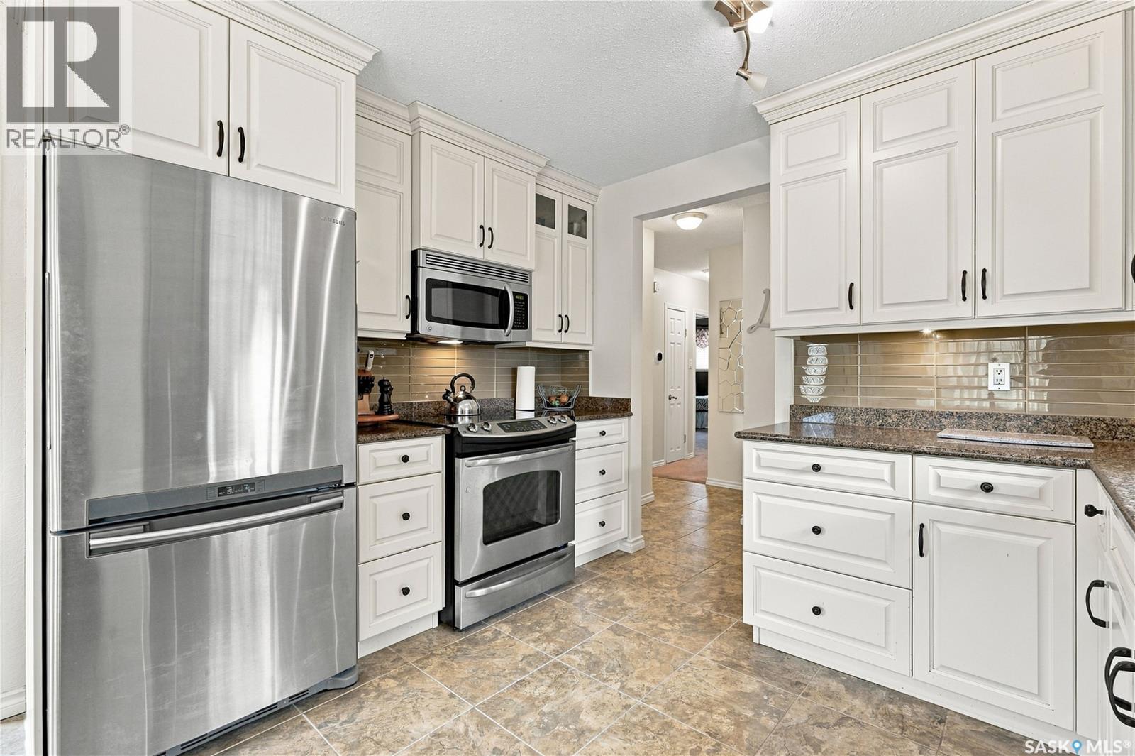 2715 Arlington Avenue, Saskatoon, SK - Indoor Photo Showing Kitchen With Stainless Steel Kitchen With Upgraded Kitchen