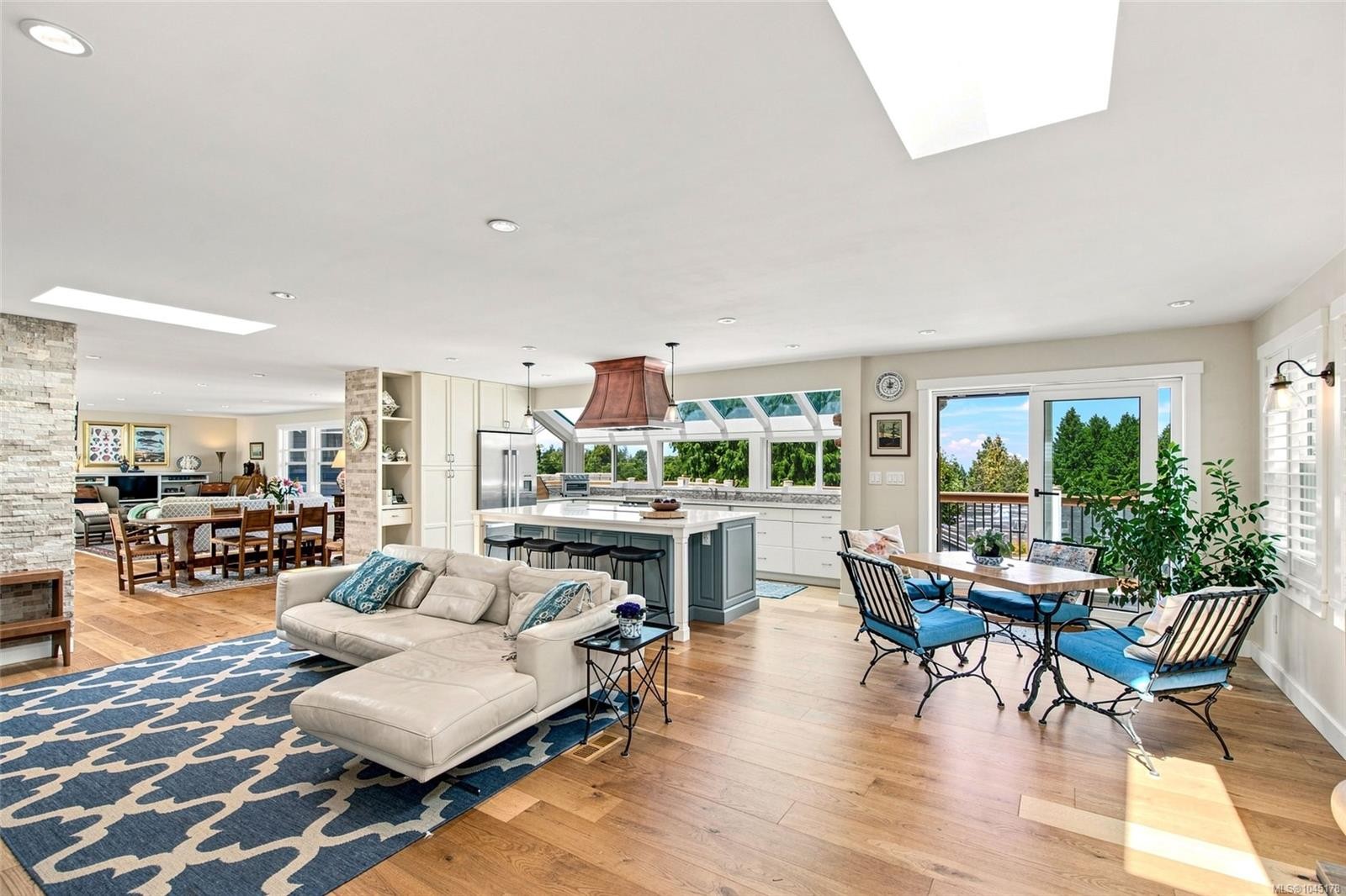 549 Memorial Ave, Qualicum Beach, BC