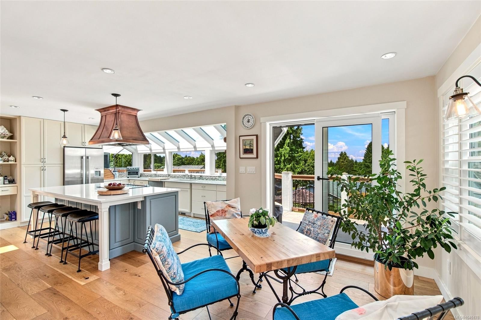 549 Memorial Ave, Qualicum Beach, BC