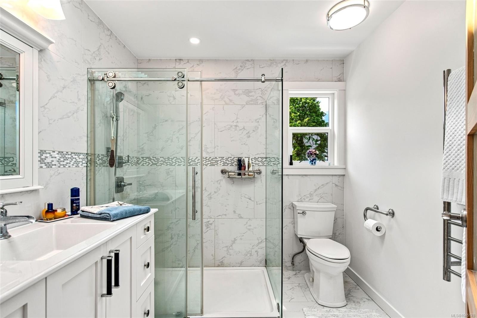 549 Memorial Ave, Qualicum Beach, BC