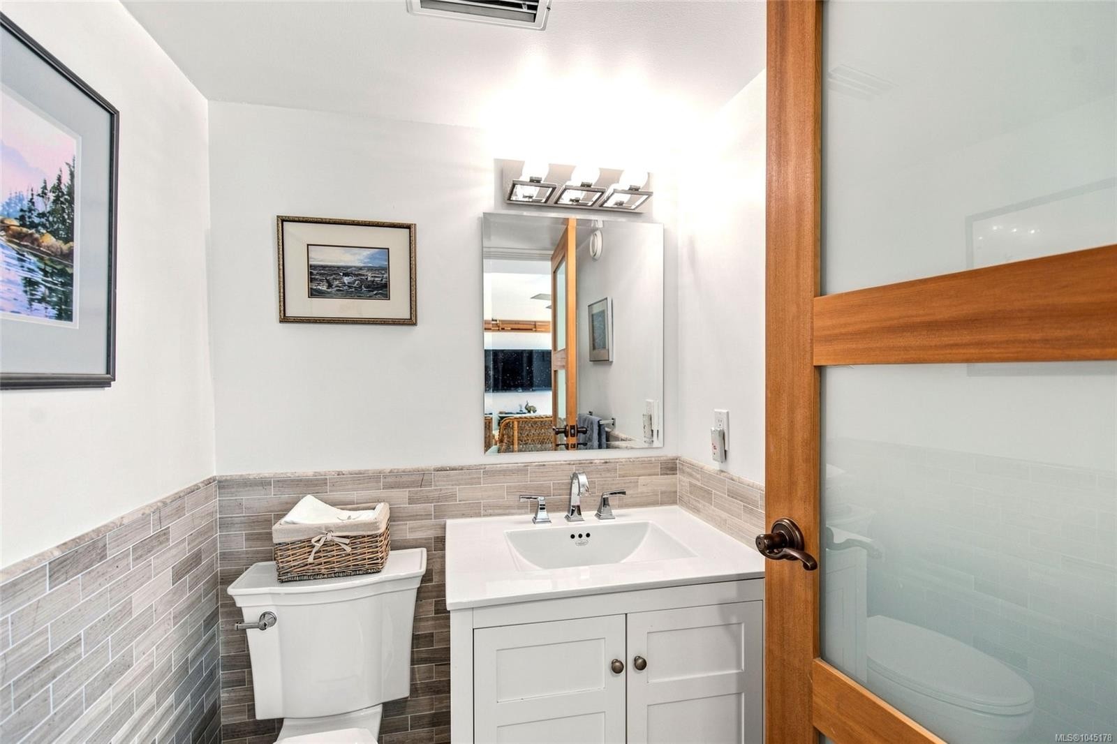 549 Memorial Ave, Qualicum Beach, BC
