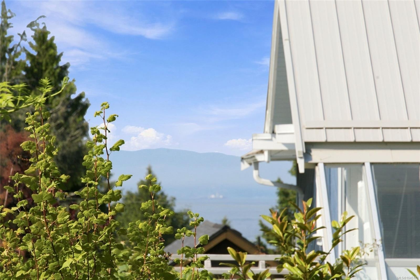 549 Memorial Ave, Qualicum Beach, BC