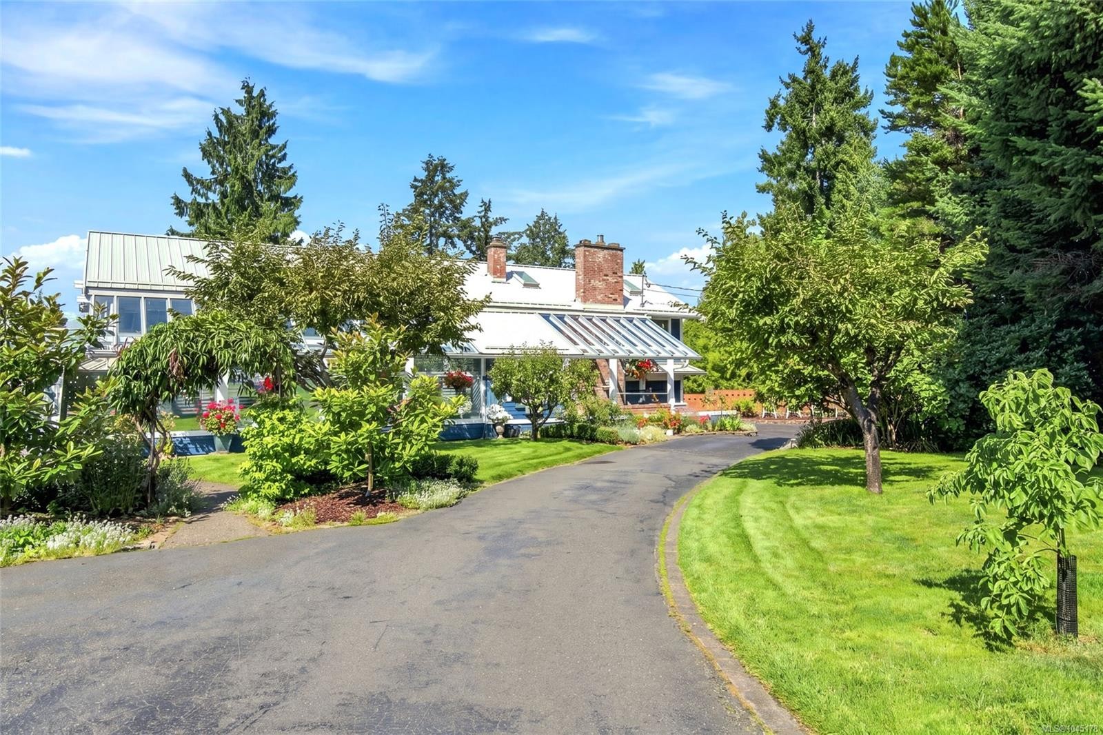 549 Memorial Ave, Qualicum Beach, BC