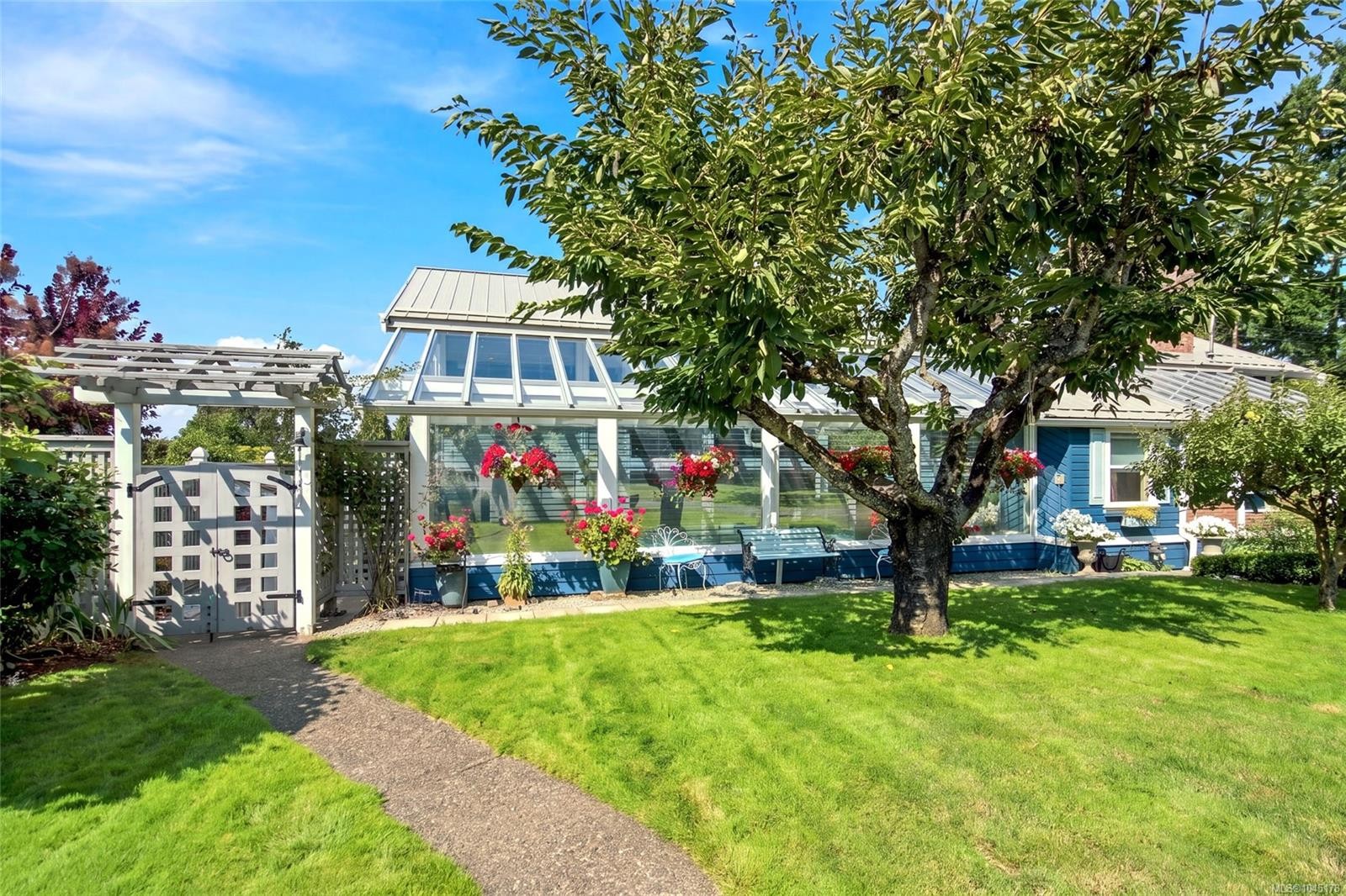 549 Memorial Ave, Qualicum Beach, BC