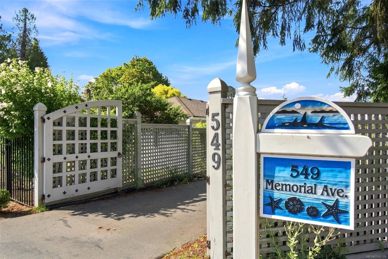 549 Memorial Ave, Qualicum Beach, BC