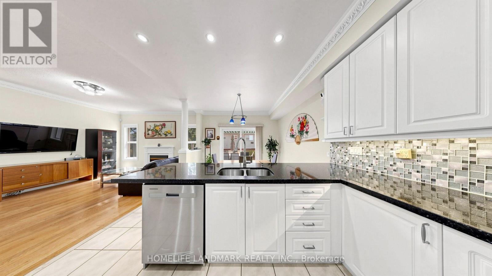 220 Williamson Road, Markham, ON - Indoor Photo Showing Kitchen With Double Sink With Upgraded Kitchen