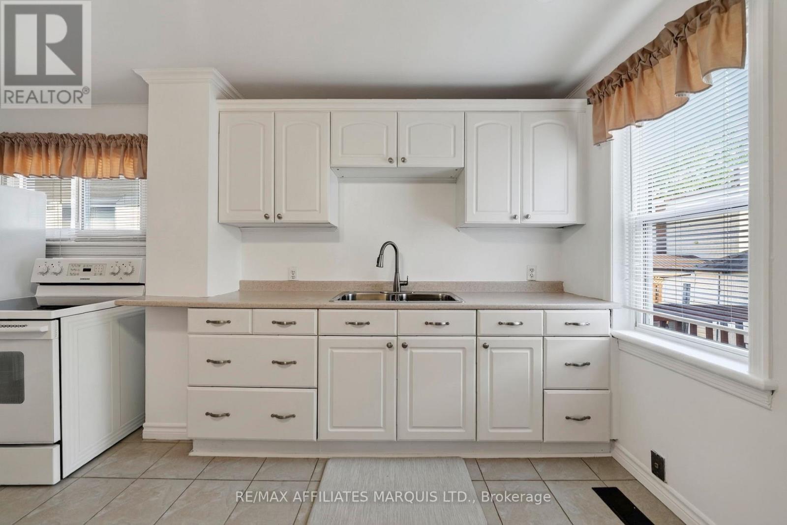 331 Carleton Street, Cornwall, ON - Indoor Photo Showing Kitchen With Double Sink