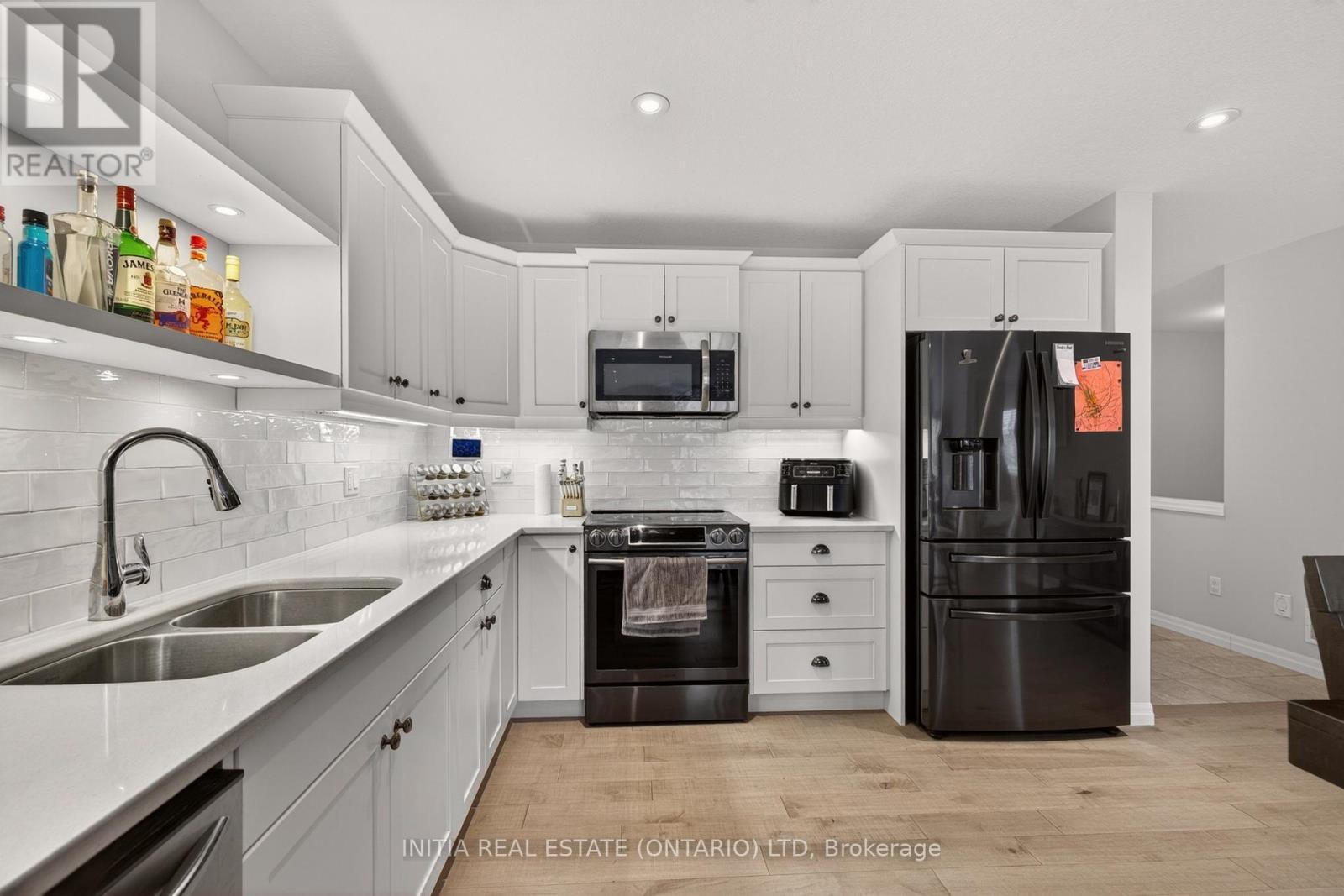 7 Cortland Terrace, St. Thomas, ON - Indoor Photo Showing Kitchen With Double Sink With Upgraded Kitchen