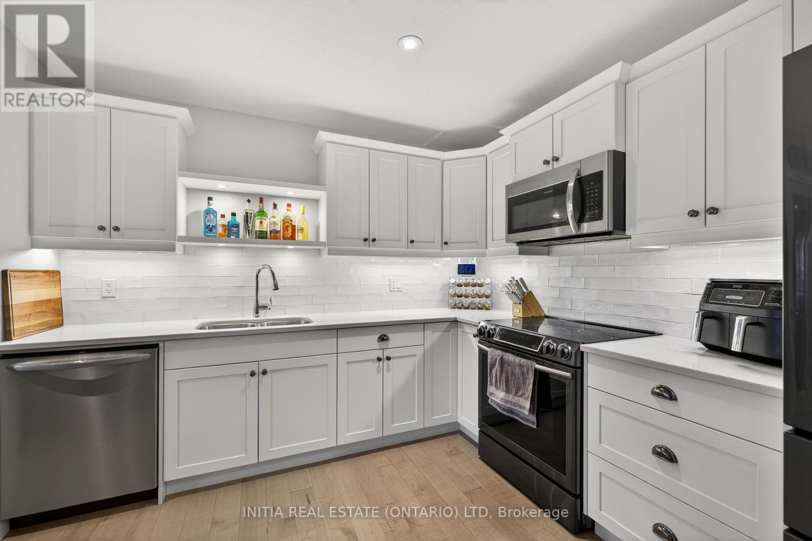 7 Cortland Terrace, St. Thomas, ON - Indoor Photo Showing Kitchen With Double Sink With Upgraded Kitchen