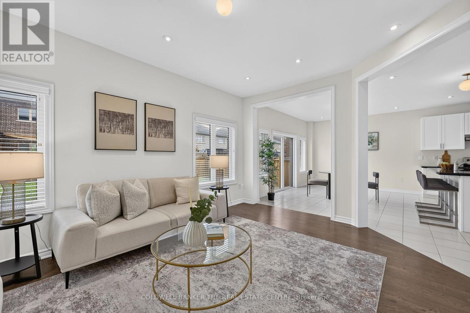 1048 Barton Way, Innisfil, ON - Indoor Photo Showing Living Room