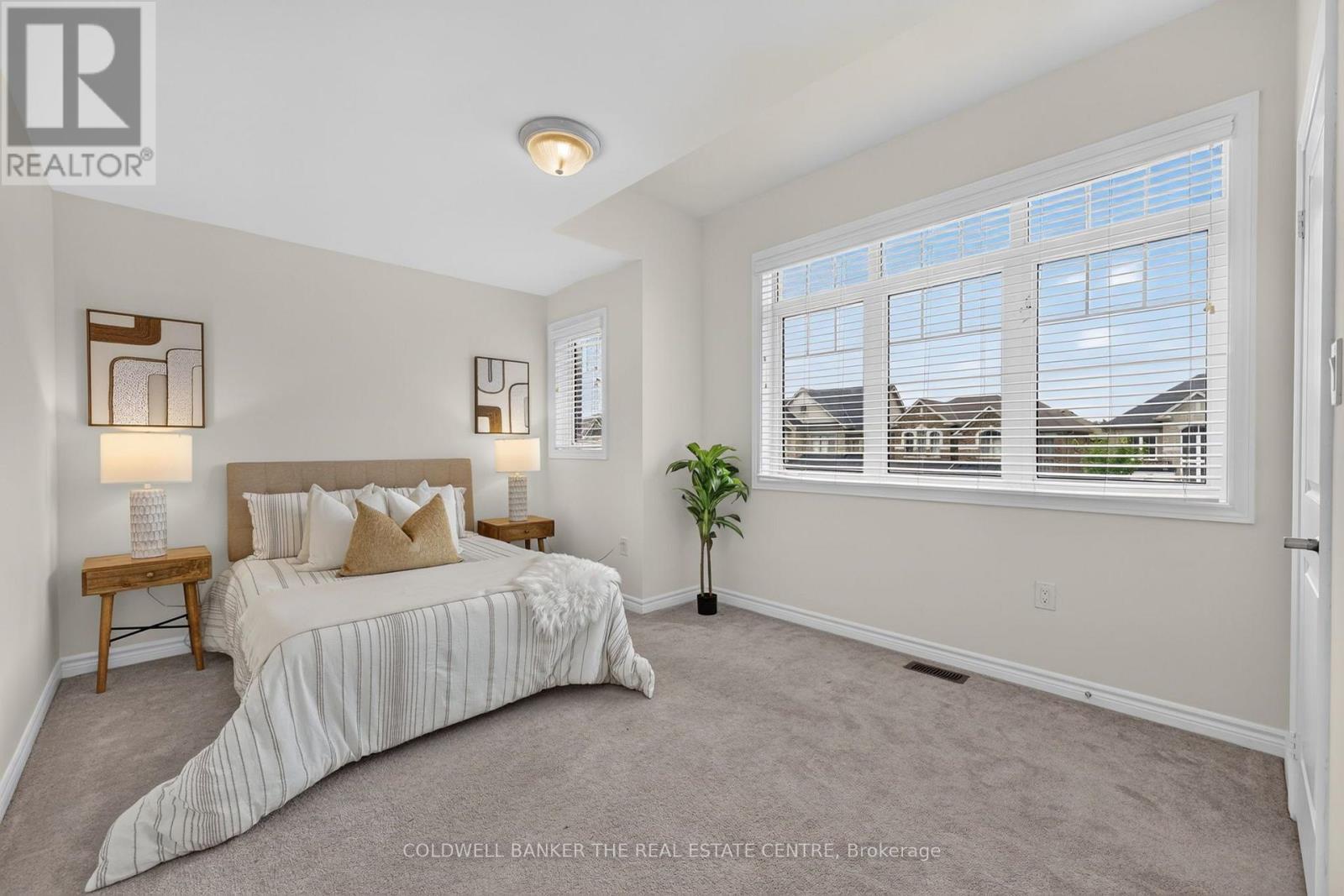 1048 Barton Way, Innisfil, ON - Indoor Photo Showing Bedroom