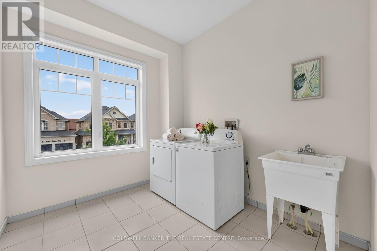 1048 Barton Way, Innisfil, ON - Indoor Photo Showing Laundry Room
