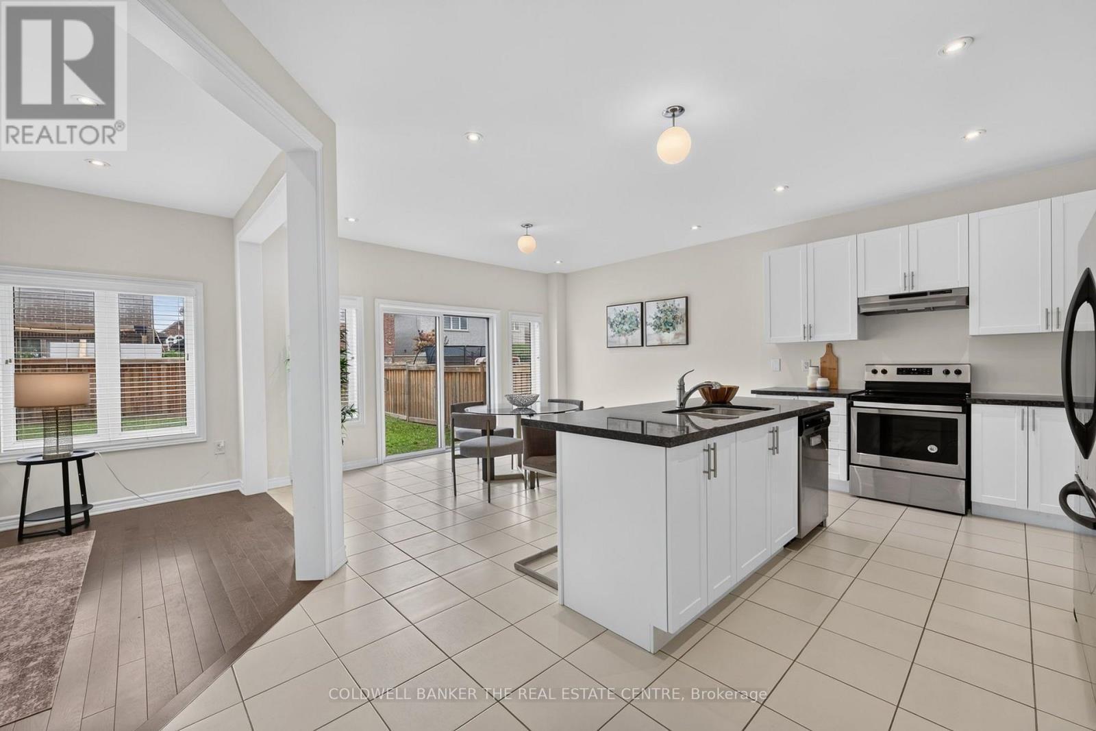 1048 Barton Way, Innisfil, ON - Indoor Photo Showing Kitchen