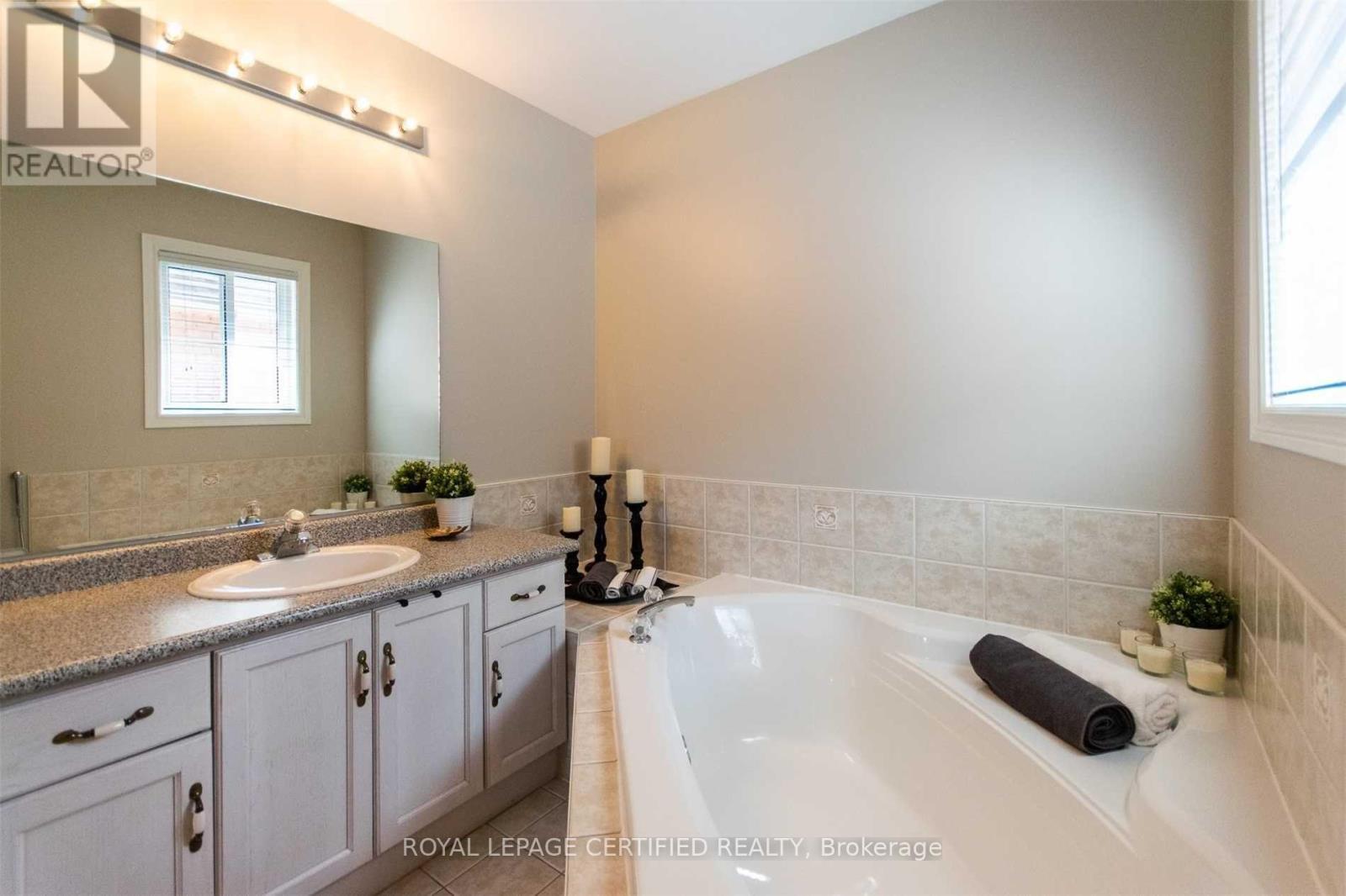33 Winners Circle E, Brampton, ON - Indoor Photo Showing Bathroom