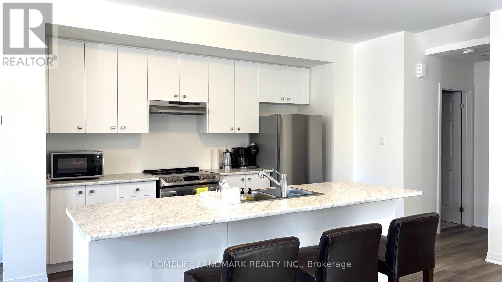 19 Pogie Drive, Welland, ON - Indoor Photo Showing Kitchen With Double Sink With Upgraded Kitchen