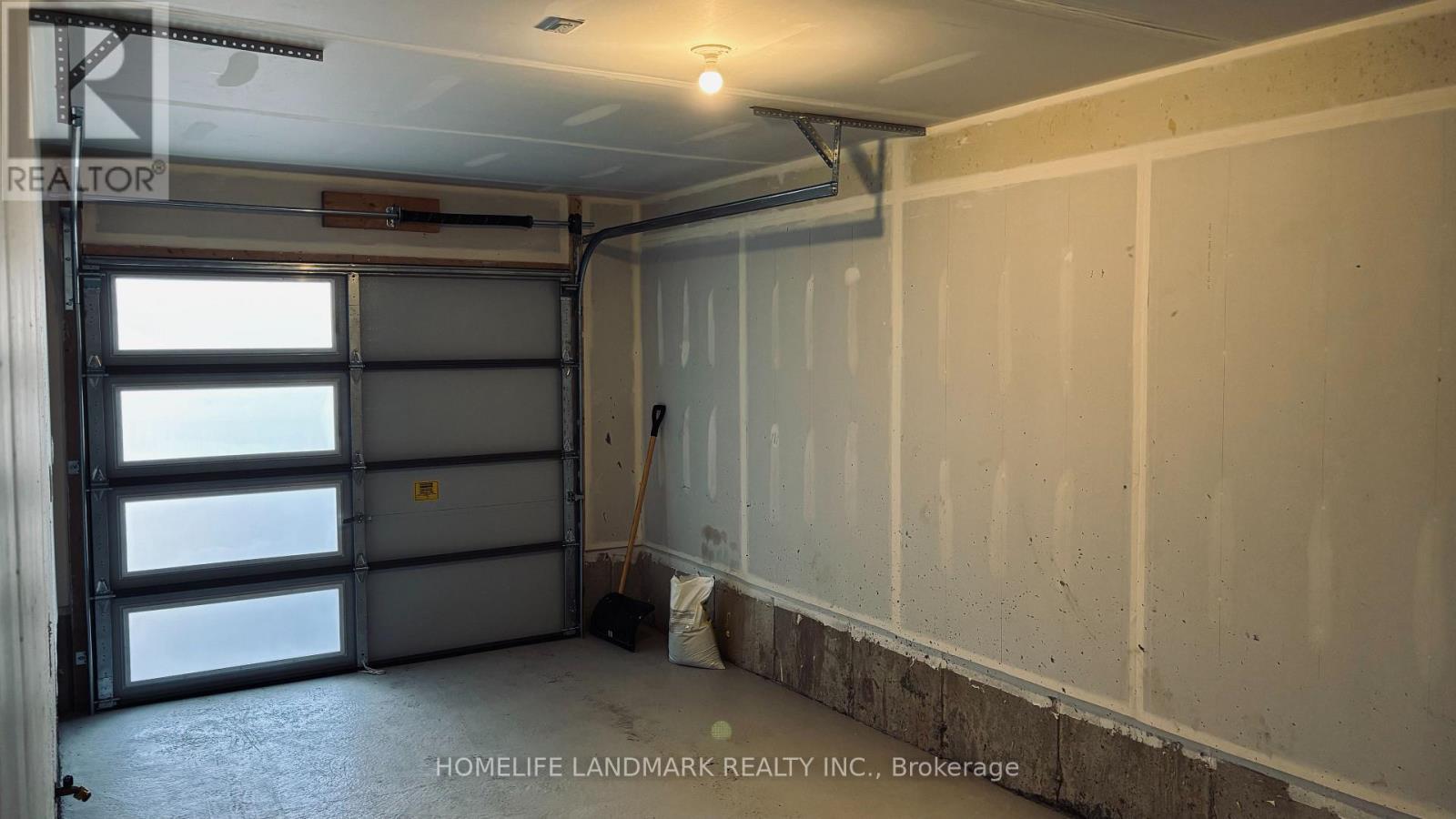 Garage access to house - 19 Pogie Drive, Welland, ON - Indoor Photo Showing Garage