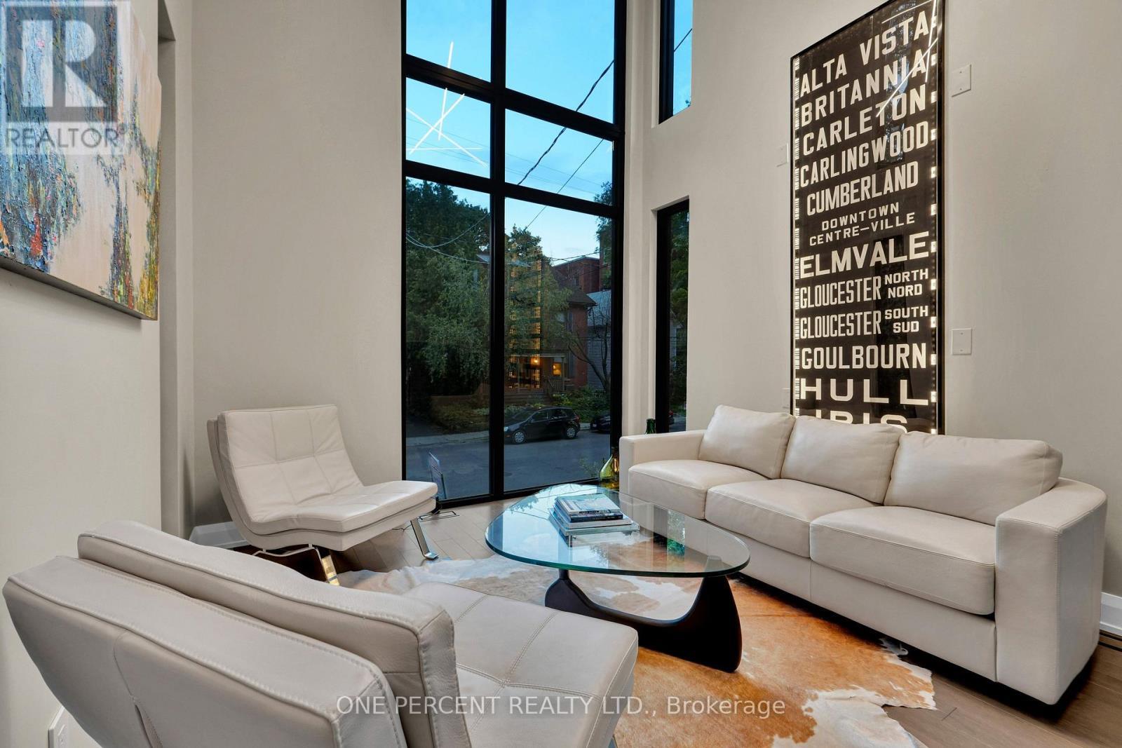 41 Second Avenue, Ottawa, ON - Indoor Photo Showing Living Room