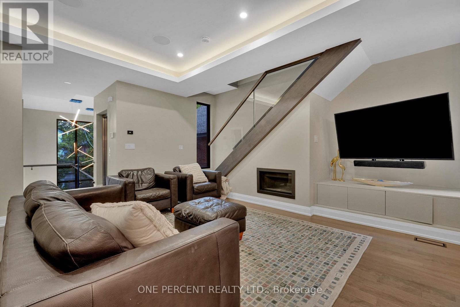 41 Second Avenue, Ottawa, ON - Indoor With Fireplace