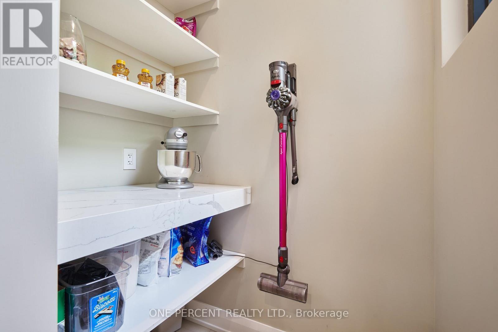 41 Second Avenue, Ottawa, ON - Indoor With Storage