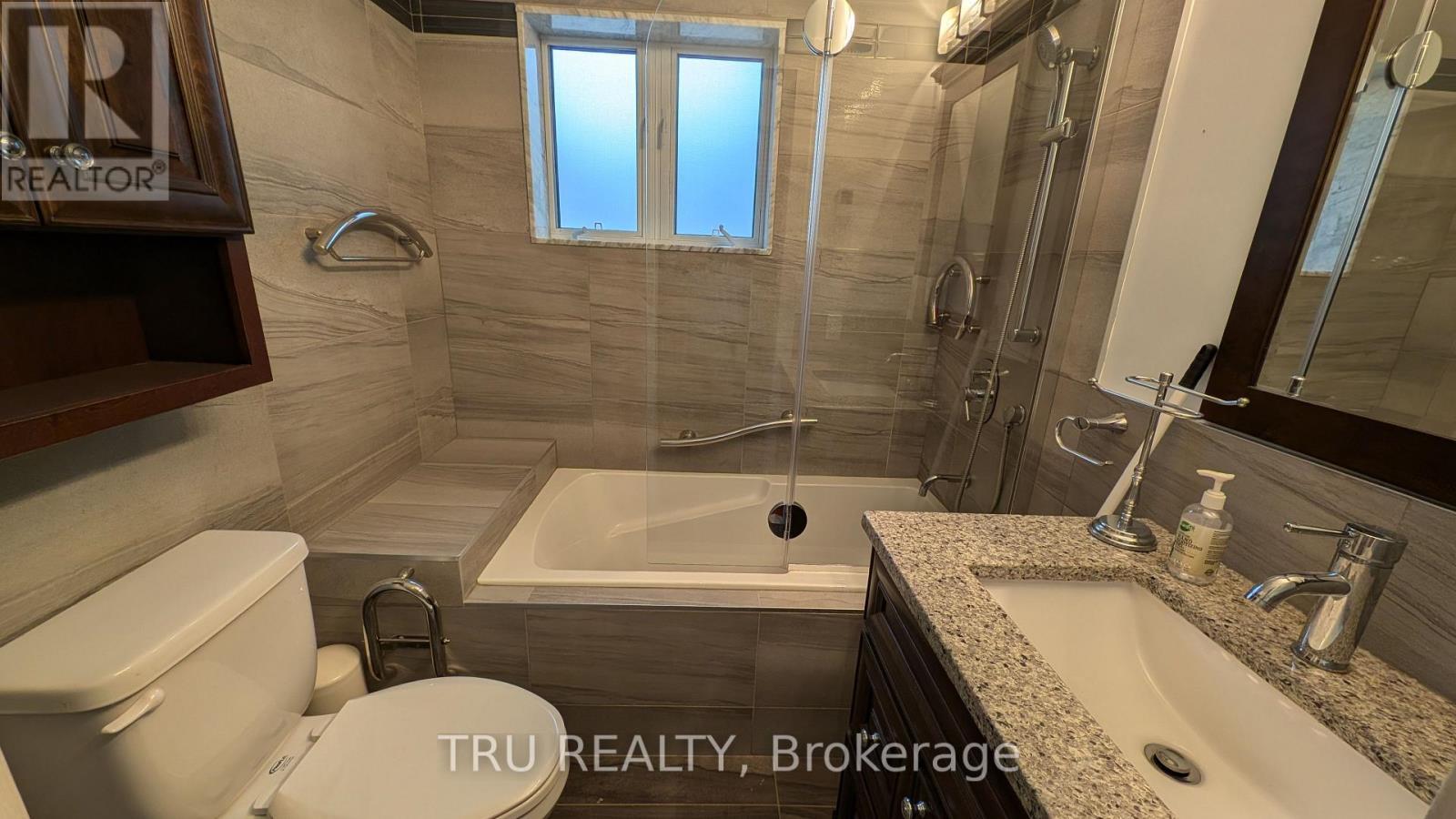 105 Mailes Avenue, Ottawa, ON - Indoor Photo Showing Bathroom