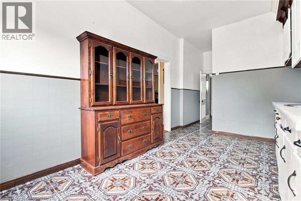 128 Hess Street N, Hamilton, ON - Indoor Photo Showing Kitchen