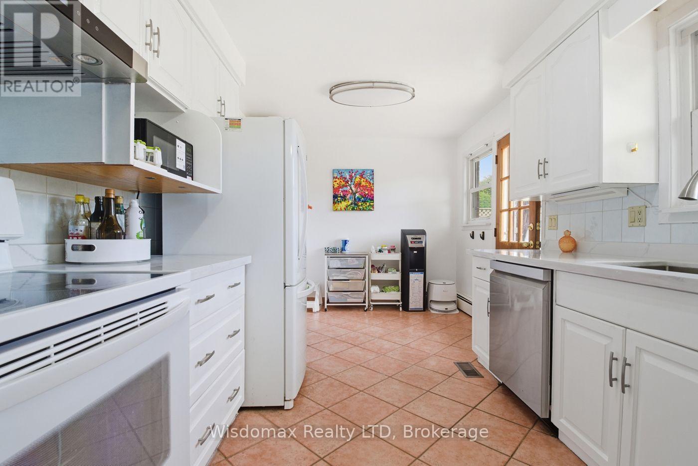 3384 Baker Crescent, Niagara Falls (Casey), ON - Indoor Photo Showing Kitchen