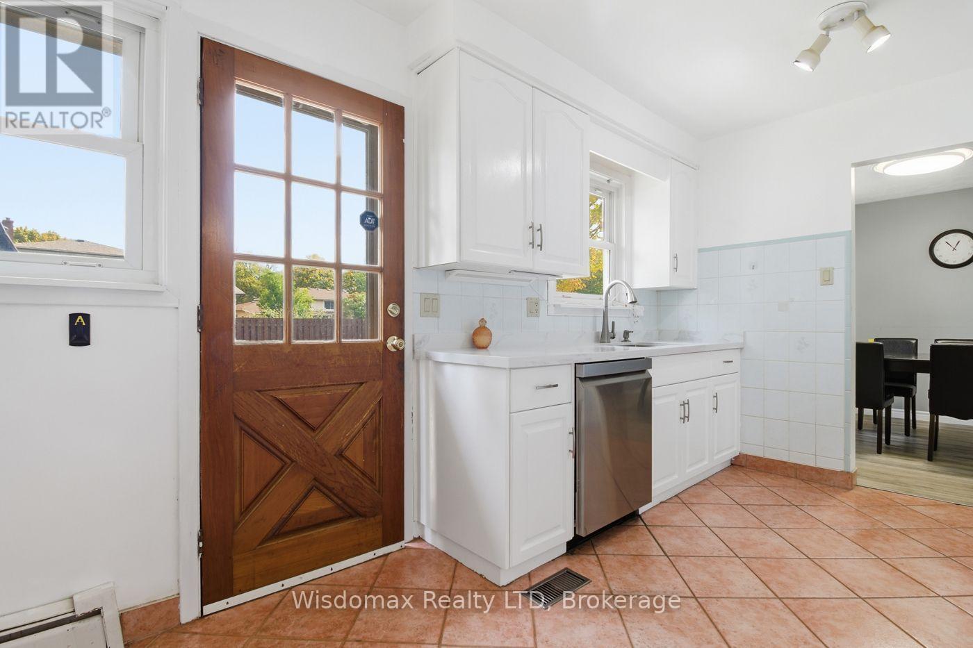 3384 Baker Crescent, Niagara Falls (Casey), ON - Indoor Photo Showing Kitchen