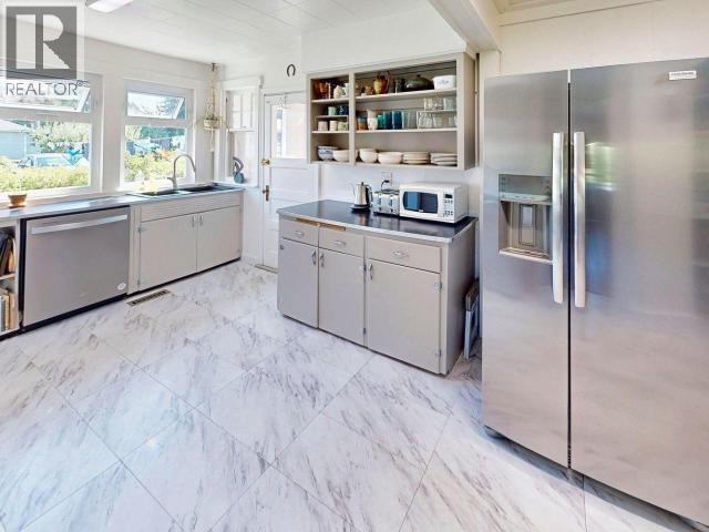 4653 Joyce Ave, Powell River, BC - Indoor Photo Showing Kitchen