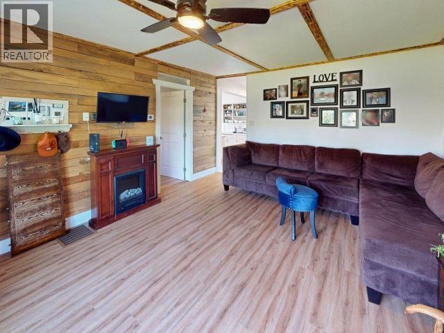 4653 Joyce Ave, Powell River, BC - Indoor Photo Showing Living Room
