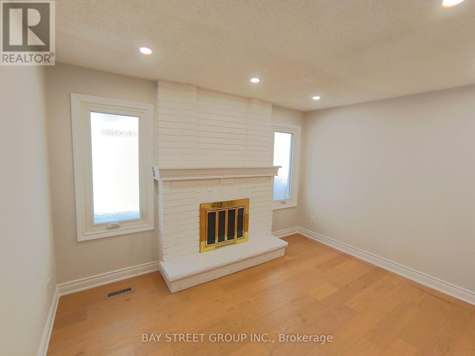 3282 Dragon Drive, Mississauga, ON - Indoor With Fireplace