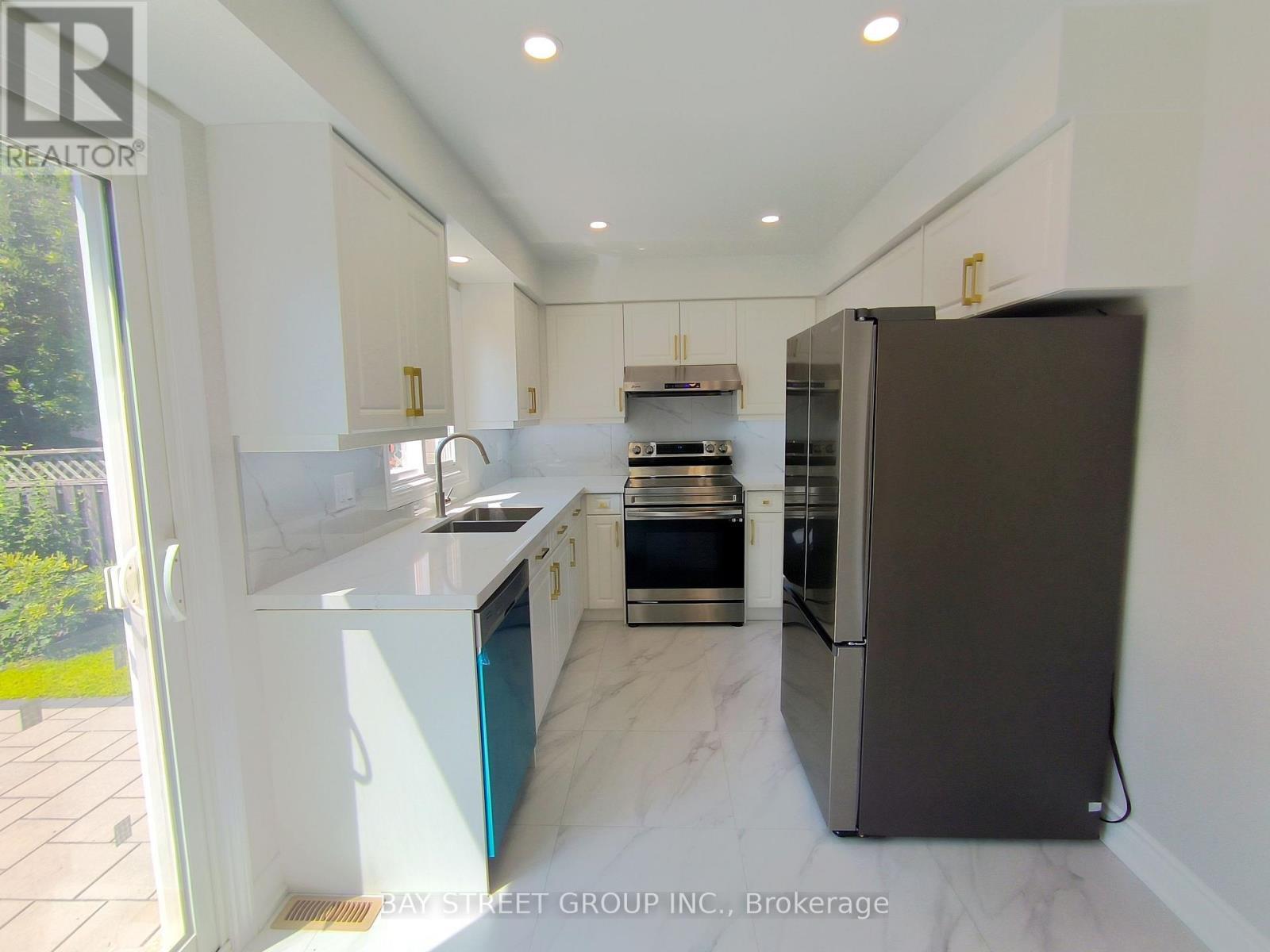 3282 Dragon Drive, Mississauga, ON - Indoor Photo Showing Kitchen With Stainless Steel Kitchen With Double Sink