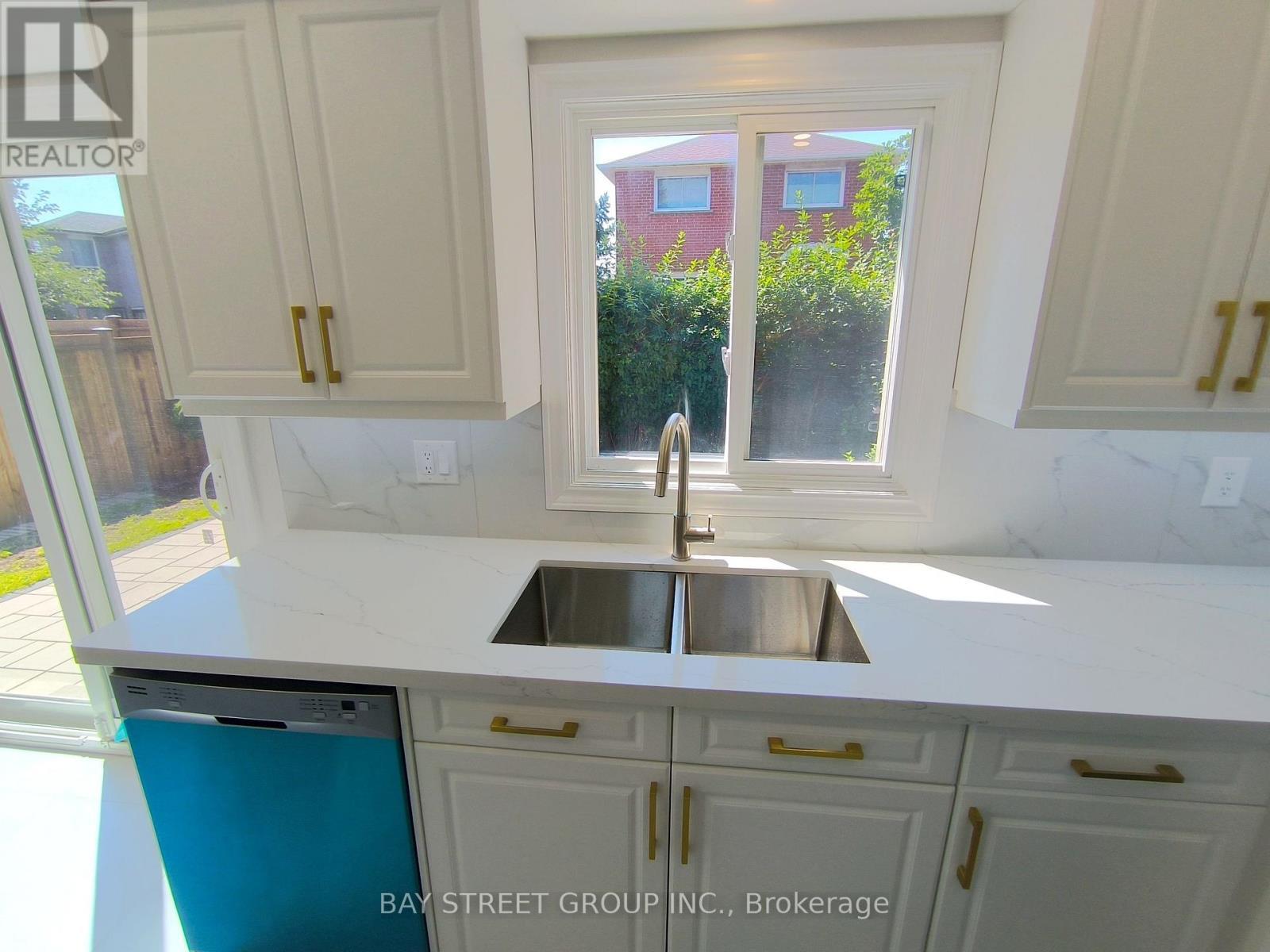 3282 Dragon Drive, Mississauga, ON - Indoor Photo Showing Kitchen