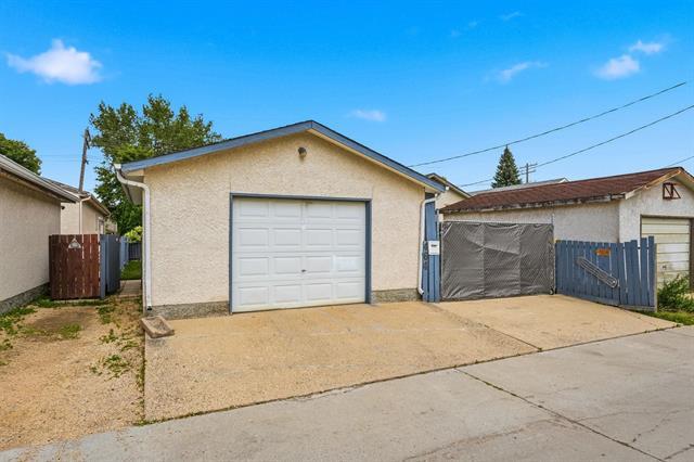 464 Springfield Rd, Winnipeg, MB - Outdoor With Exterior