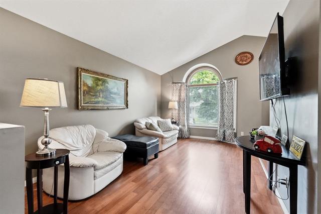 464 Springfield Rd, Winnipeg, MB - Indoor Photo Showing Living Room