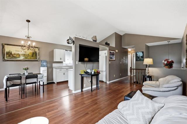 464 Springfield Rd, Winnipeg, MB - Indoor Photo Showing Living Room