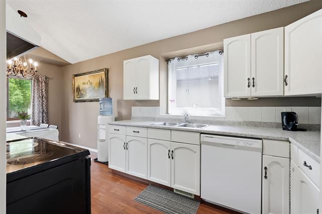 464 Springfield Rd, Winnipeg, MB - Indoor Photo Showing Kitchen With Double Sink